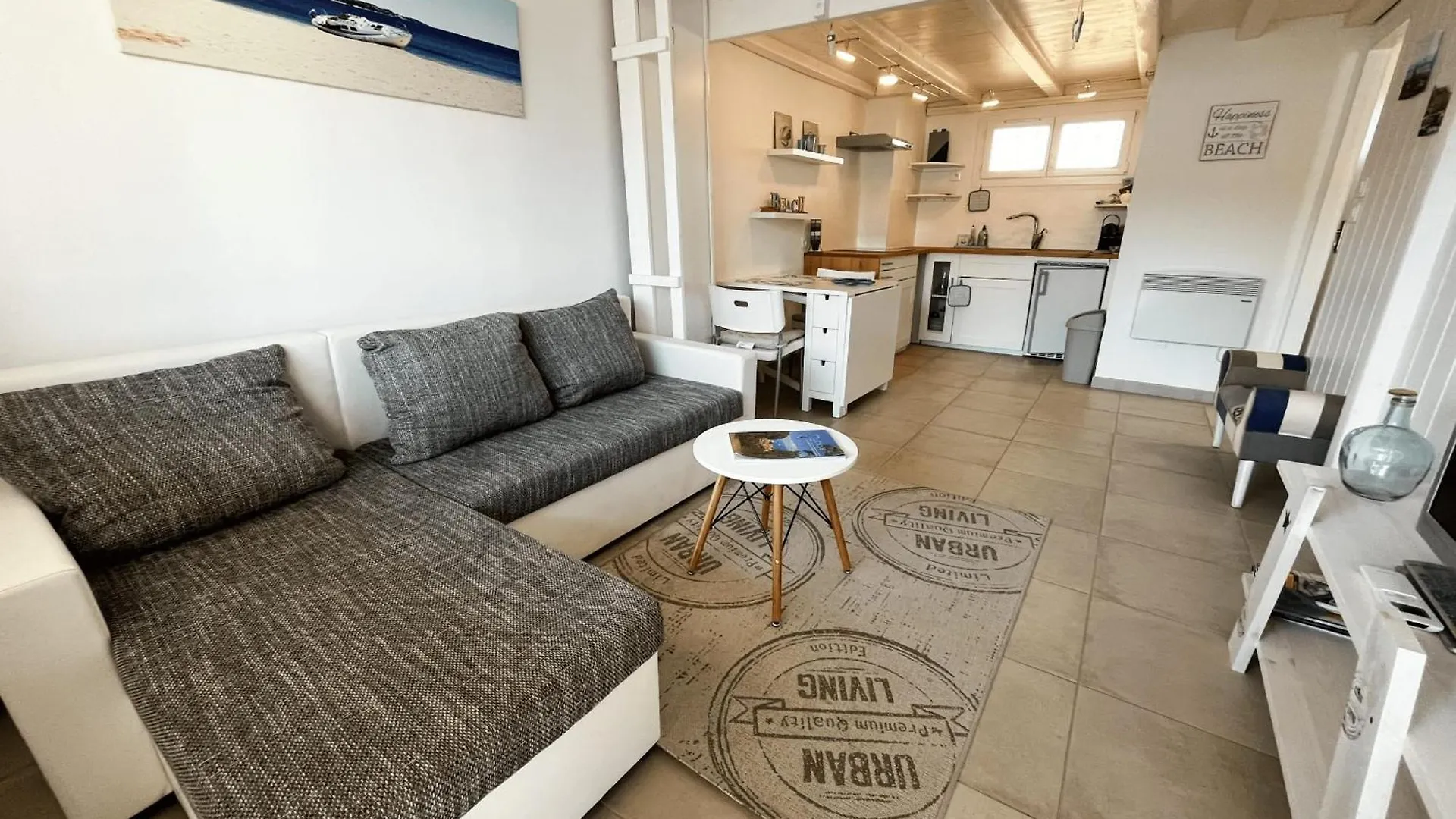 Fully Renovated 2-Room Apartment With Ac A Large Balcony In The Center Grimaud